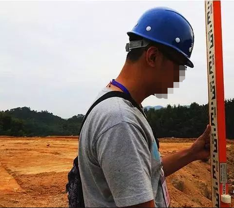 在选择吊篮钢丝绳是否，安拆人员要以说明书要求为基准
