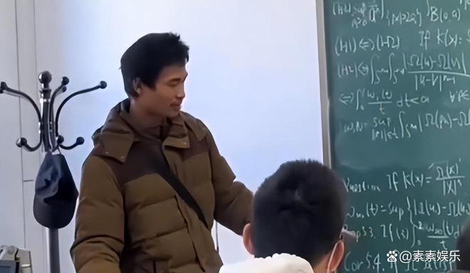 韦东奕的办公室非常简陋，桌上摆着塑料袋，矿泉水瓶一个月才换