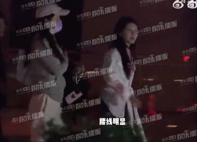 赵露思逛街后和朋友聚餐很悠闲 身着白色小背心搭配卡其色短袖 时尚又随性！