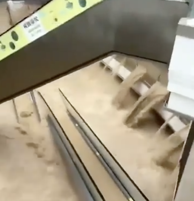榕江最大商场被淹 老板：100万打水漂