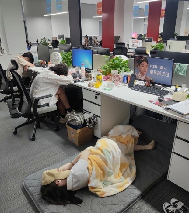 女同事午休盖着被子一觉睡到五点半，睁开眼该下班了