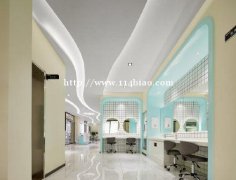 专业的眼镜店装修展柜设计制作，店面装修设计布局规划