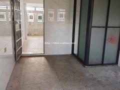 两个房间，有厕所，设施都很新健全，一中附