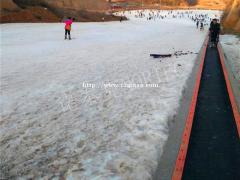 游客穿戴雪具乘坐滑雪场魔毯 可上可下魔毯电梯 诺泰克魔毯厂家
