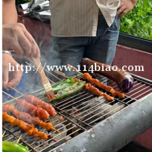 周末亲子户外出游体验蔬菜采摘的乐趣
