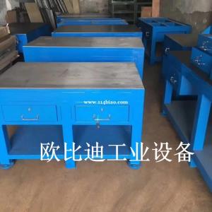 带挂板钳工桌,带灯架钳工桌,带吊柜钳工桌,配工具柜钳工桌