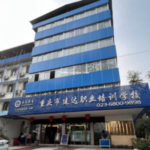 大型仓储公司从事叉车工作首先会操作还要持证上岗