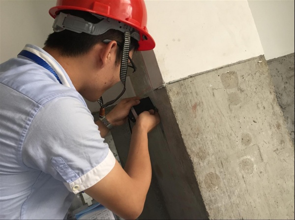 预算员要根据施工设计图和人工费、原材料及设备的价格来编制预算