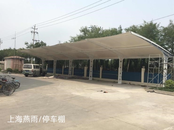 供应户外淋雨膜结构汽车停车棚是最适合夏天雨天遮雨的一款雨棚产品