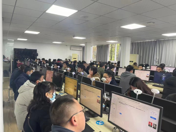 必须严格实行作业审批制度，严禁擅自进入有限空间作业