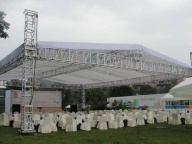 背景板、签到墙、x展架、易拉宝、拉网，灯光音响